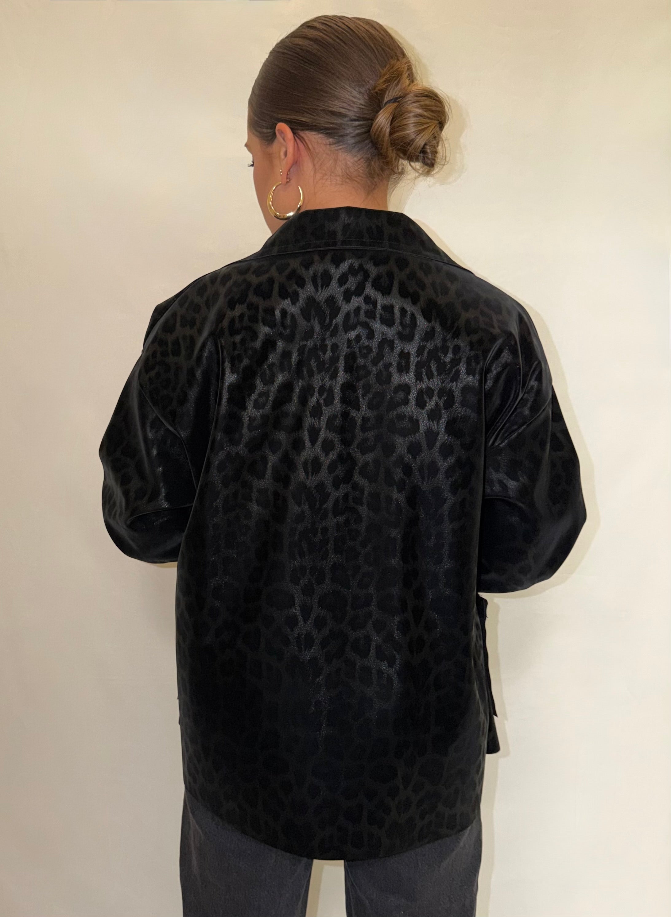 CHAQUETA LEOPARDO NEGRA
